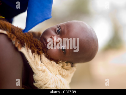 Mucubal Baby auf seine Mutter S Rücken, Virie Bereich, Angola Stockfoto