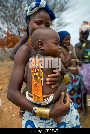 Mucubal Baby mit seiner Ombeleketha-Talisman auf der Rückseite, Angola Stockfoto