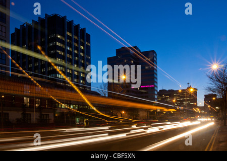 Newport Road Cardiff in der Dämmerung / Nacht mit Bürogebäude und Mercure Hotel Skyline Cardiff South Wales UK Stockfoto