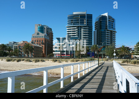 Esplanade East, -ein modernes Apartment-Gebäude an der Beach Road in Port Melbourne, Victoria, Australien. Stockfoto