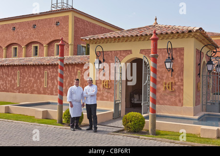 Der Chefkoch Christophe Bacquié und seine zweite, Guillaume Royer, vor dem Hotel du Castellet., HOTEL DU CASTELLET, Bolzen 5 Rel Stockfoto