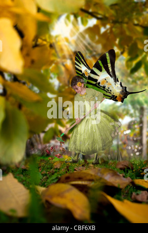 Süße kleine Fee in einem Herbst-Garten Stockfoto