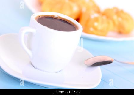 Tasse Kaffee und Kuchen auf Holzmatte, Nahaufnahme Stockfoto