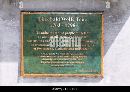 Gedenktafel an der Statue von Theobald Wolfe Tone auf dem Hauptplatz in Bantry, County Cork, Irland Stockfoto