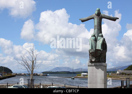 Skulptur von St. Brendan im Quadrat, Bantry, County Cork, Irland, Blick auf Bantry Bay Stockfoto
