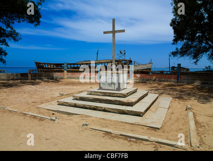 Christian Kreuz auf einem kleinen Platz In Tombwa, Angola Stockfoto