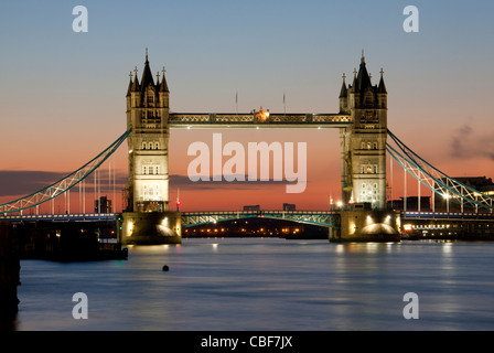 Tower Bridge mit Flutlicht und Themse im Morgengrauen von Thames Path in der Nähe von London Bridge London England UK Stockfoto