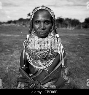 Mwila Frau mit Vilanda Halskette, Chibia Bereich, Angola Stockfoto