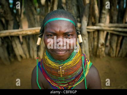 Mwila Frau mit traditionellen Frisur und Halskette, Chibia Bereich, Angola Stockfoto