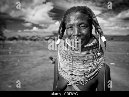 Mwila Frau mit Vilanda Halskette, Chibia Bereich, Angola Stockfoto