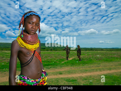 Mwila Mädchen mit einer Vikeka-Kette, Chibia Bereich, Angola Stockfoto