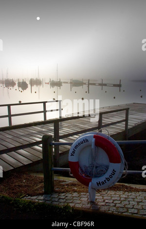 Fluss Yar im Nebel Yarmouth Isle Of Wight England UK Stockfoto