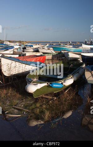 Boote an der Mündung der Alde, am Hafen von Orford, mit Orford Ness im Hintergrund. Suffolk, England Stockfoto