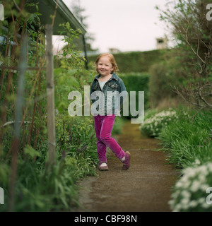 Kleine Mädchen stehen im Garten Stockfoto