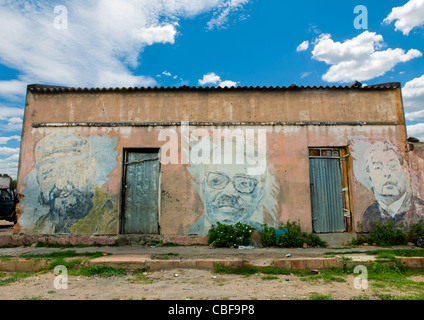 Alten kommunistischen Propaganda gemalt an der Wand, Bilaiambundo, Angola Stockfoto