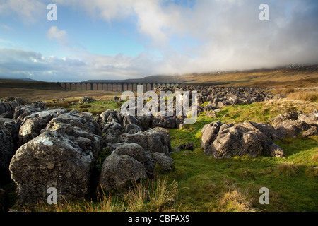 Ribblehead Eisenbahnviadukt. Und Kalksteinpflaster. Eine beeindruckende Struktur auf der Settle-Carlisle Railway, in North Yorkshire Natioinal Park, Großbritannien Stockfoto