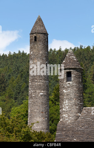 St. Kevins Kirche und Rundturm, Glendalough, County Wicklow, Ireland Stockfoto