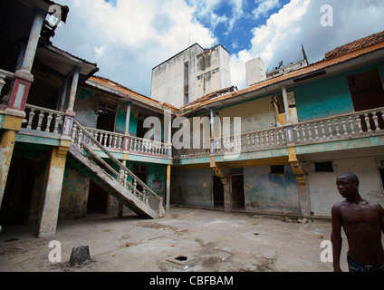 Mann im Innenhof des ehemaligen Grand Hotel, jetzt ein besetztes Haus, Luanda, Angola Stockfoto