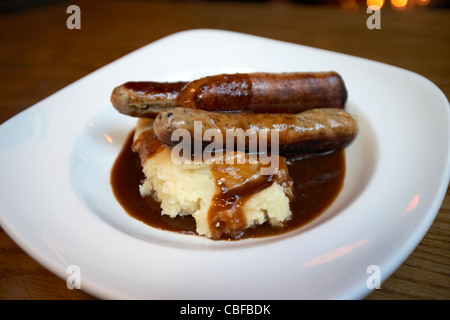 Bangers und Mash in einem Gastro Pub in London England Vereinigtes Königreich Großbritannien Stockfoto