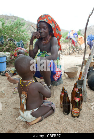 Jungen tragen ein Amulett auf der Rückseite mit seiner Mutter, Virie Bereich, Angola Stockfoto