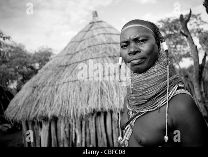 Mwila Frau mit einem Vilanda Halskette vor ihrer Hütte, Chibia Bereich, Angola Stockfoto