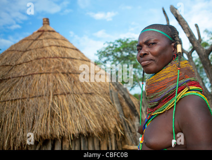 Mwila Frau mit einem Vilanda Halskette vor ihrer Hütte, Chibia Bereich, Angola Stockfoto
