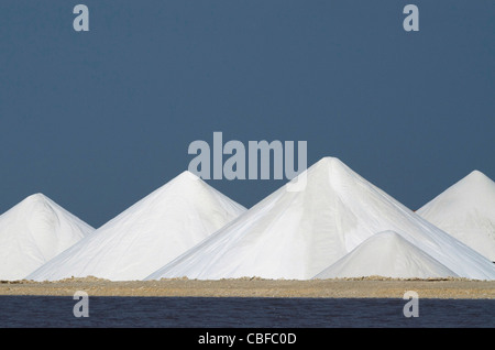 Salz, Hügel und Verdunstung Teiche, Meer Salz Produktionsanlage, Cargill Solar Salinen, Pekelmeer Lagune, Bonaire, Karibik Stockfoto