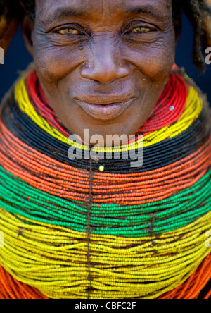 Mwila Frau mit einem Vilanda Halskette, Chibia Bereich, Angola Stockfoto