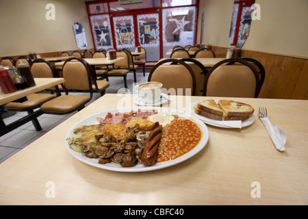 englisches gebratene Frühstück mit Toast und Kaffee in einem Café in London England Vereinigtes Königreich Großbritannien Stockfoto