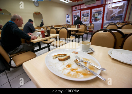 leeren Teller nach einem gebratenen englisches Frühstück in einem Café in London England Vereinigtes Königreich Großbritannien Stockfoto