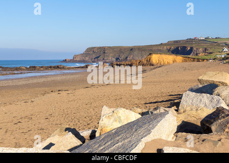 Der schöne Strand von Widemouth Bay in der Nähe von Bude Cornwall England UK Stockfoto