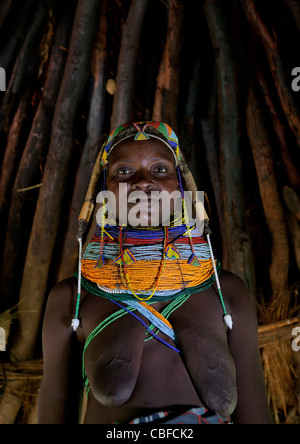 Mwila Frau in ihrer Hütte, Angola Stockfoto