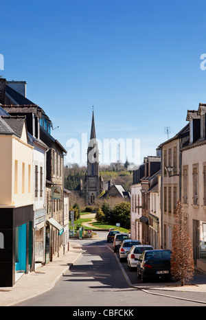 Straße und Kirche Notre des de Portes Chateauneuf du Faou, Bretagne, Frankreich Stockfoto