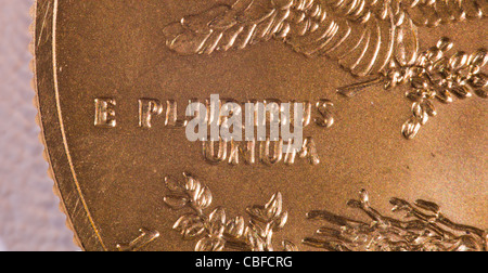 Eagle 1 Unze Goldmünzen mit Makroaufnahme der Gravur E Pluribus Unum Stockfoto