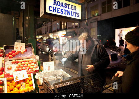 Gebratene Kastanien zum Verkauf auf der Oxford Street stall. Foto: Jeff Gilbert Stockfoto