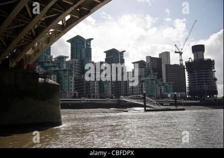 Neue Bauvorhaben am Südufer der Themse in der Nähe von Vauxhall Bridge, London, UK Stockfoto