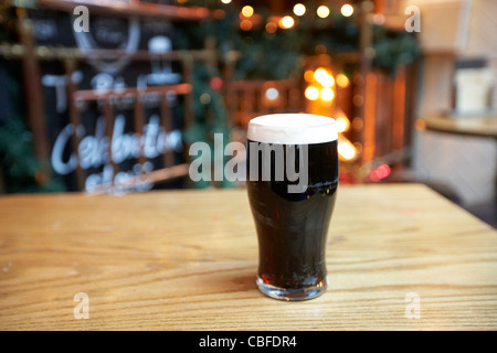 Pint Stout auf einem Tisch in einem Gastro Pub London England Vereinigtes Königreich Vereinigtes Königreich Stockfoto