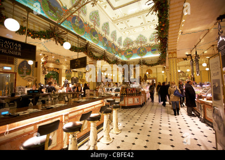 Innere des Essen Kaufhaus Harrods mit Sushi-Bar und Kaviar bar London England Vereinigtes Königreich Großbritannien Stockfoto