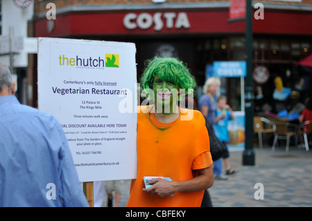 Man wirbt ein vegetarisches Restaurant in Canterbury während gekleidet wie eine Karotte. Stockfoto