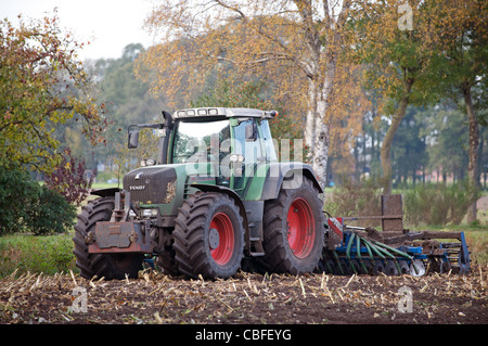 Fahren ein deutscher Landwirt gebaut Fendt-Traktor, ein Feld, Strohen, Niedersachsen, Deutschland zu pflegen. Stockfoto