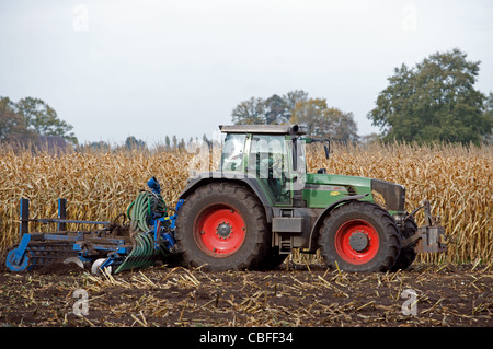 Fahren ein deutscher Landwirt gebaut Fendt-Traktor, ein Feld, Strohen, Niedersachsen, Deutschland zu pflegen. Stockfoto