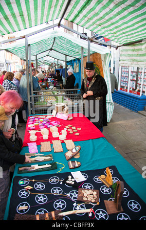 Viktorianische Markt Louth, Lincolnshire, England Stand Halter verkaufen heidnischen magische Gegenstände und Holzschnitzereien Stockfoto