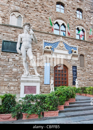 Europa, Italien, Toskana, Florenz, Palazzo Vecchio Eingang mit Kopie der Statue des David von Michelangelo Stockfoto
