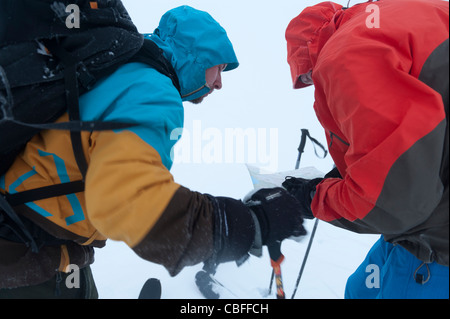 Zwei Männer OL in nebligen Bedingungen während Skitouren in Tamok, Nord-Norwegen Stockfoto