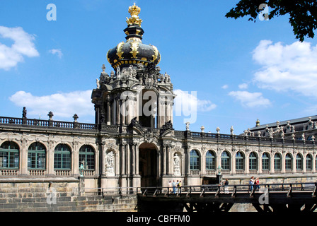 Zwingers in Dresden mit Krone Tor als Eingang zum Innenhof des barocken Gebäudes. Stockfoto