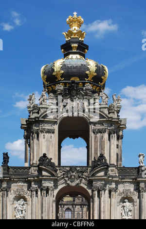 Zwingers in Dresden mit Krone Tor als Eingang zum Innenhof des barocken Gebäudes. Stockfoto