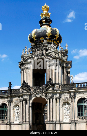 Zwingers in Dresden mit Krone Tor als Eingang zum Innenhof des barocken Gebäudes. Stockfoto