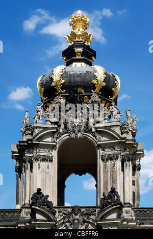 Zwingers in Dresden mit Krone Tor als Eingang zum Innenhof des barocken Gebäudes. Stockfoto