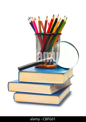 Die Bücher, Stifte und Lupe auf weiß Stockfoto