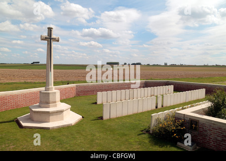 Das Überqueren von Opfer und Grabsteine auf dem winzigen CWGC Crest Friedhof, Fontaine-Notre-Dame, Nord, Frankreich. Stockfoto